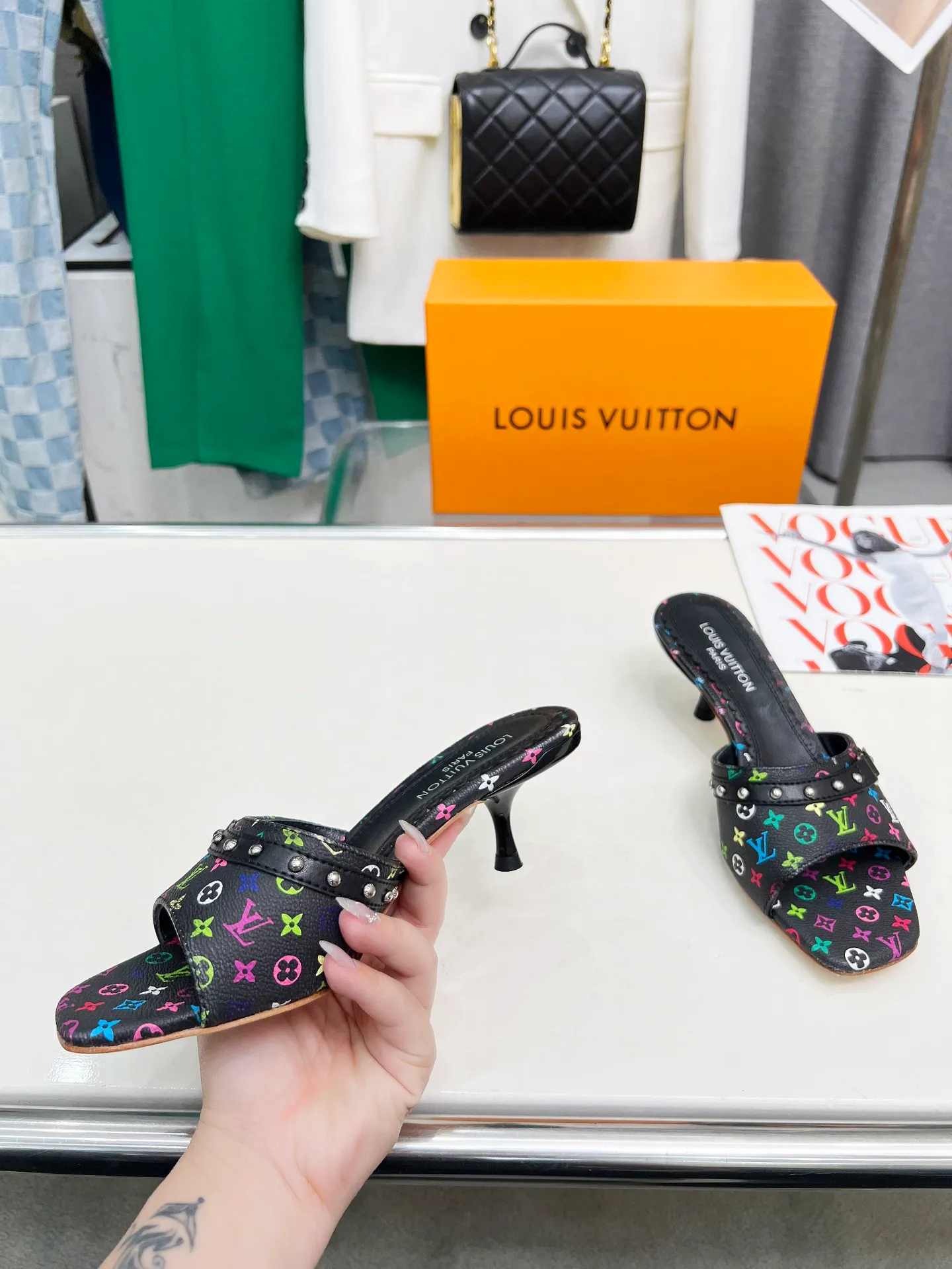 👟👟Ex-factory price 440👟👟 LV new denim kitten heel slippers 2025 summer must-have for goddesses, original replica, super comfortable on the feet. Show off the queen's temperament, the heel height is 5.5CM, which shows your temperament without being tiring. Standard code: 35-42 (41 and 42 codes are customized, non-returnable and non-exchangeable)